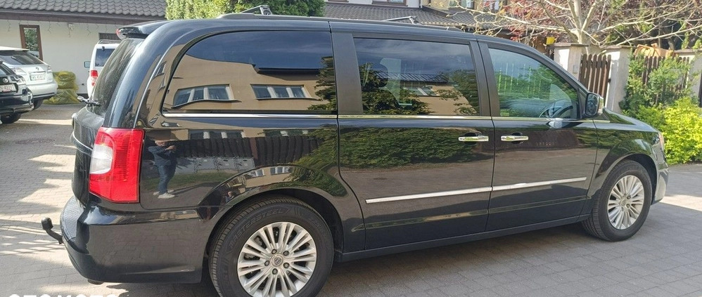 Lancia Voyager cena 63500 przebieg: 222000, rok produkcji 2014 z Międzylesie małe 529